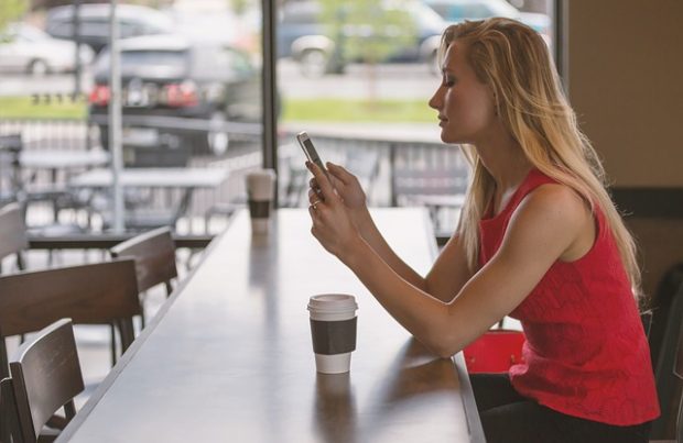 劇団四季前日予約に電話をする女性イメージ