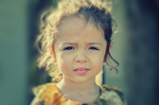 オペラグラス選びを適当にやって失敗し後悔している子ども