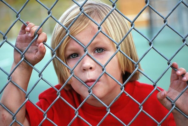 「見切れる」の意味を考える少年