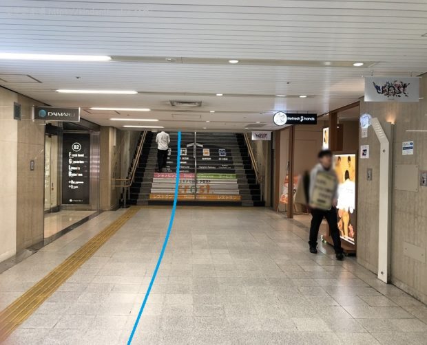 crost.通路内には途中階段が出てくるがまっすぐに進む