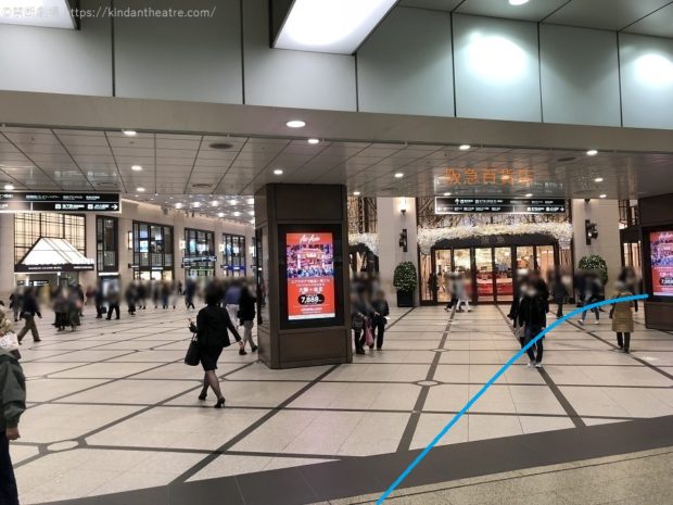 ムービングウォークを抜けたら阪急百貨店前を右方向に進む