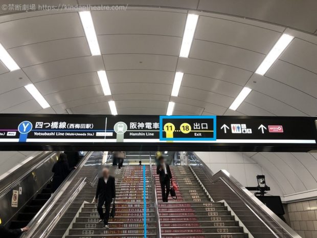 地下鉄御堂筋線のホームから南改札（11～18出口）へ向かう階段