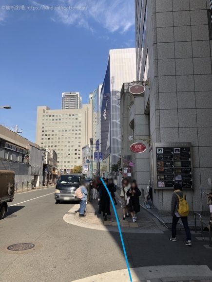 梅田芸術劇場までの歩道を暫く進んでゆく