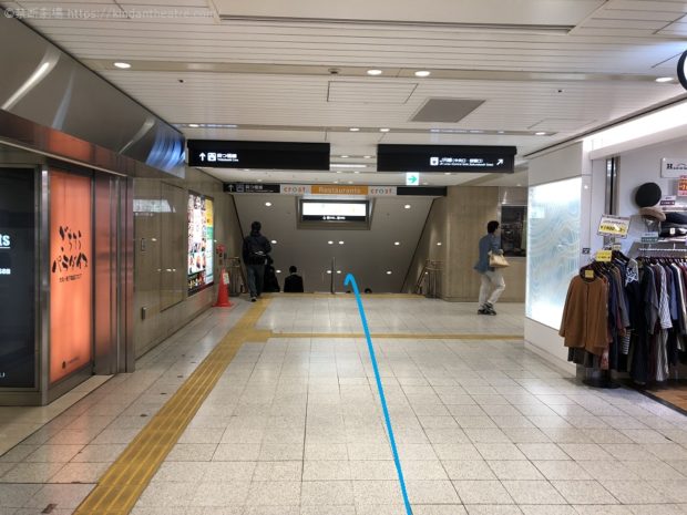 corst.ごちそうパラダイス前の階段をくだる