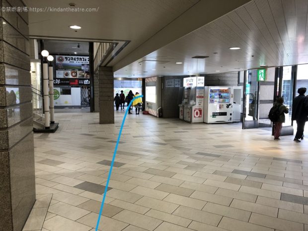 阪急三番街かっぱ横丁前1階自由通路を進み、車道側へと出る