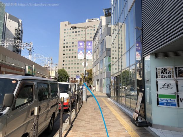 梅田芸術劇場へ向かう歩道をさらに進んでゆく