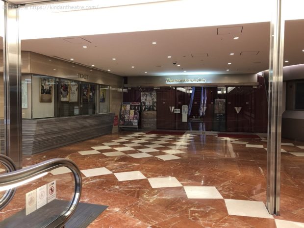 梅田芸術劇場シアター・ドラマシティ玄関口。