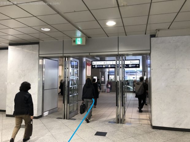 「JR大阪駅御堂筋北出口をすすむ