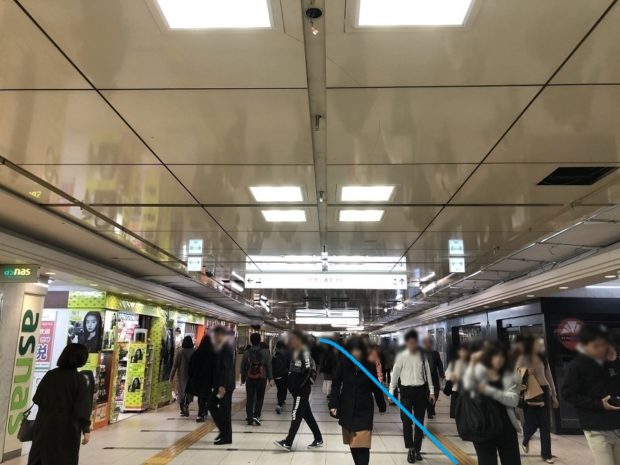 地下鉄御堂筋線梅田駅から阪急梅田駅への地下連絡通路は大変混雑している。