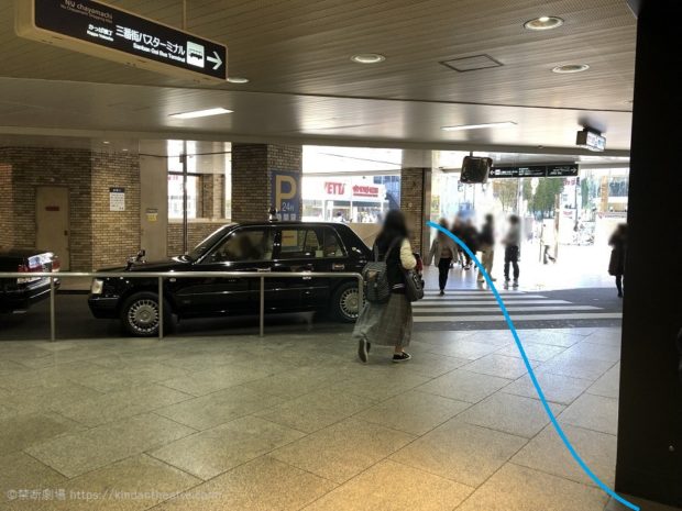 うめ茶小路を抜けたら三番街バスターミナル、かっぱ横丁、NU茶屋町方面へ抜けてゆく