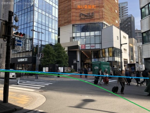 NU茶屋町前横断歩道を渡り、梅田芸術劇場へと進んでゆく