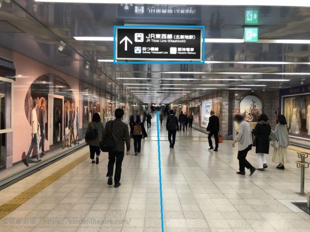 JR大阪駅側から地下鉄西梅田駅方面への通路をすすむ