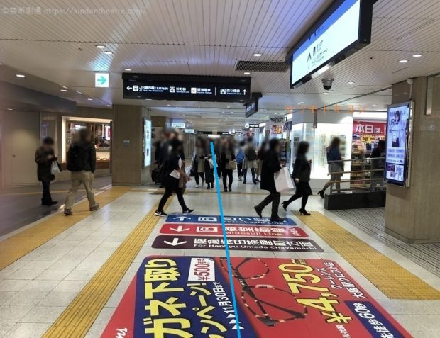 crost.内のマツキヨ前をさらに地下鉄西梅田駅方面へ進む