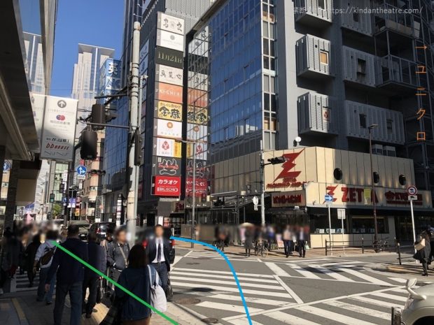 阪急梅田駅、ユニクロOSAKA店前交差点をすすむ