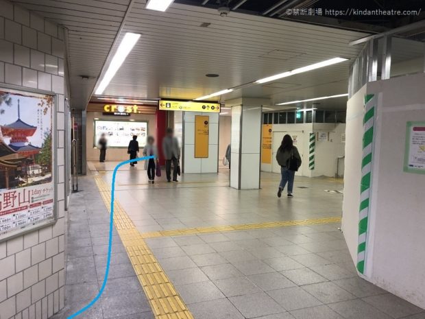 御堂筋線中改札つきあたり左からエキナカcrost.へと入ってゆく