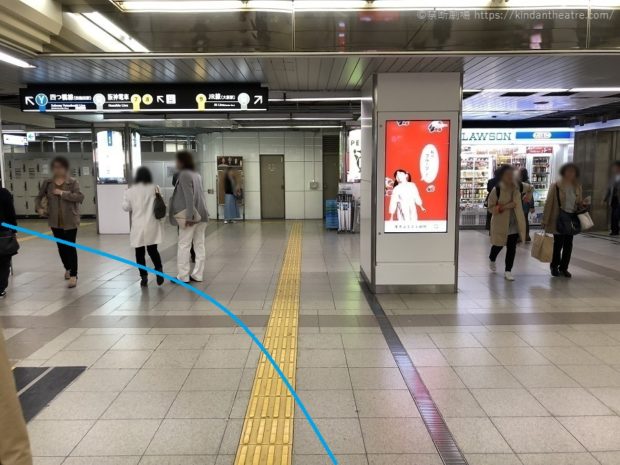 御堂筋線梅田駅中改札前を通り過ぎて突き当りを左に進む