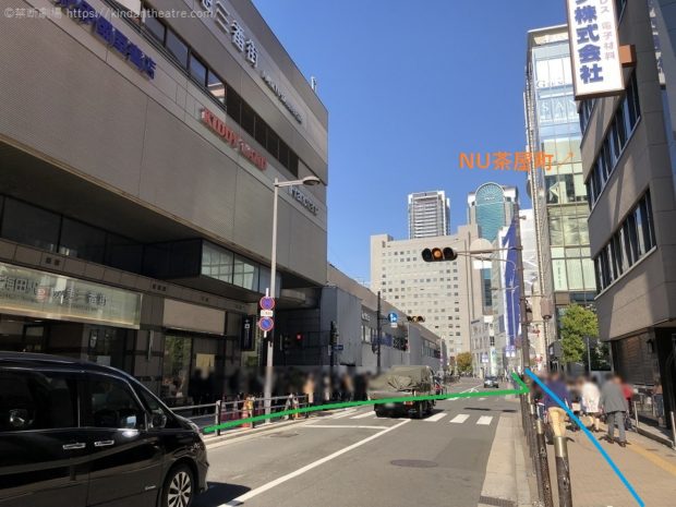 NU茶屋町前横断歩道を渡って、梅田芸術劇場へと進んでゆく