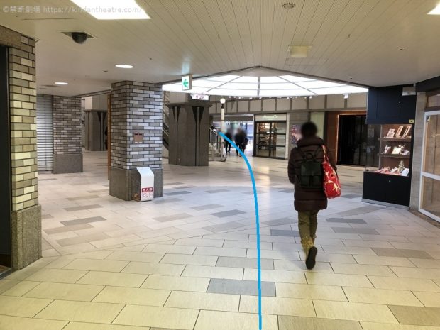 阪急三番街1階自由通路を抜けて梅田芸術劇場へ向かう
