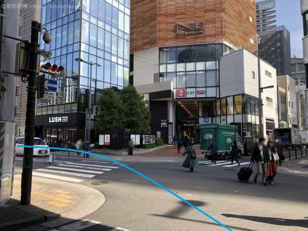 NU茶屋町前横断歩道を渡り歩道を進んで梅田芸術劇場へ