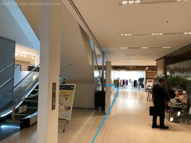 ブリーゼブリーゼ地下1階フロア上りエスカレーターへ進む