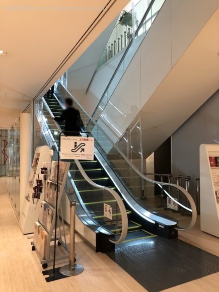 ブリーゼブリーゼ地下1階上りエスカレーター