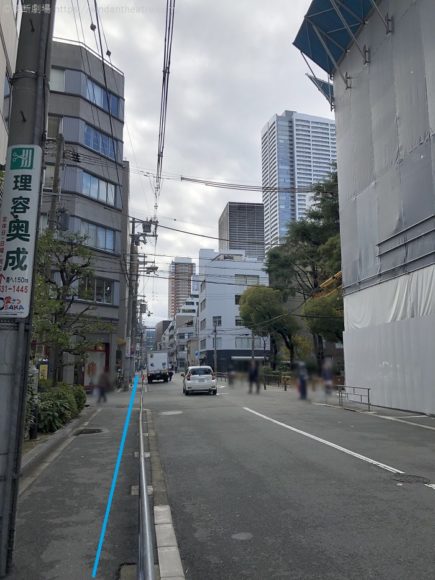 本町駅23号出口出て路地左に入ってからまっすぐに進む