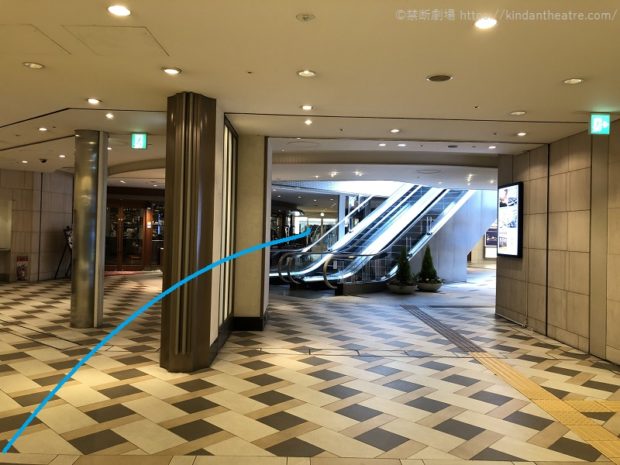 エスカレーター横を抜けてブリーゼタワーへと進む