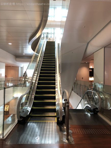 ブリーゼブリーゼ6階エスカレーター