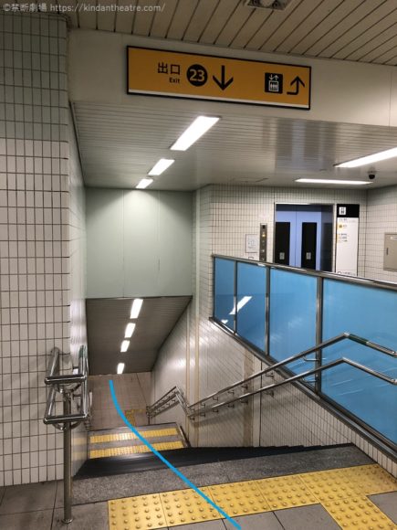 本町駅改札口を出て23号出口までの通路を進む