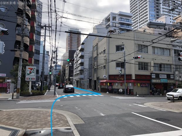 セブン-イレブン前付近の交差点で右側の歩道に渡っておく