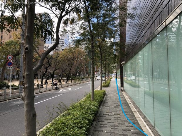 オリックス劇場建物そばを玄関まで進む