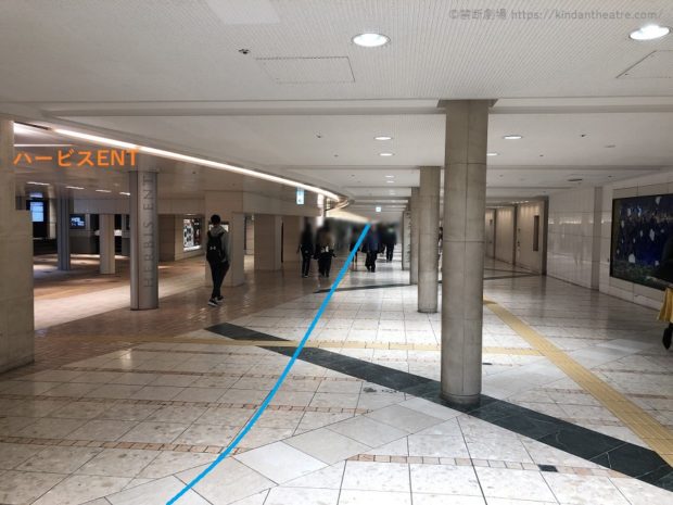 ハービスENT横地下通路をブリーゼタワー方面へ進む