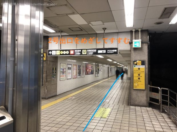 四ツ橋駅ホームから2号出口へ向かう