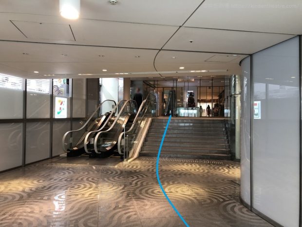 ブリーゼタワー地下セブン-イレブン前