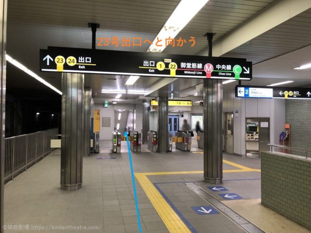 本町駅ホームから23号出口へと進む