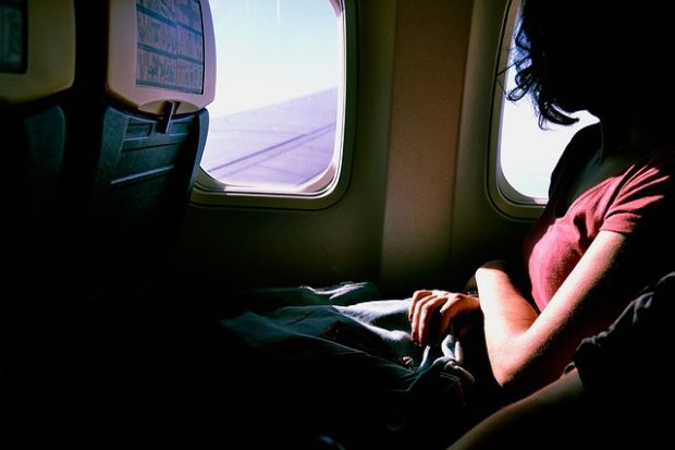 航空機で日帰り旅行する女性