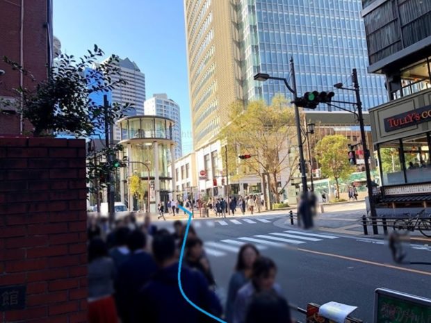 赤坂サカス入口へ