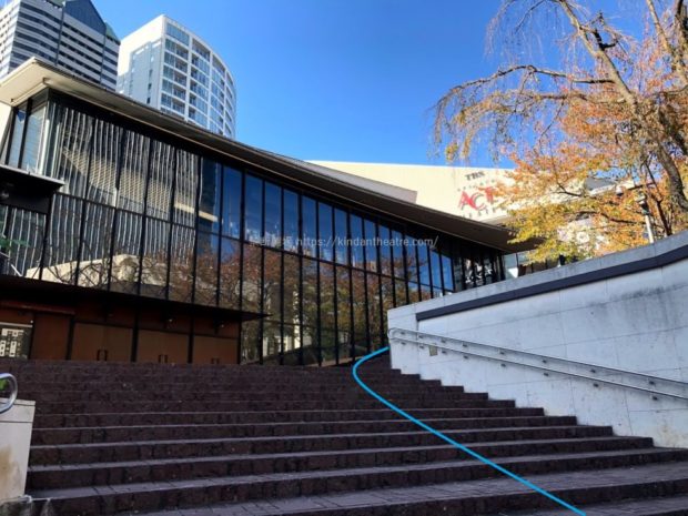 赤坂サカス大階段からTBS赤坂ACTシアターを見る