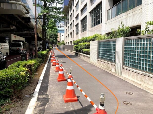 海岸通り沿い芝工業高校校舎裏歩道