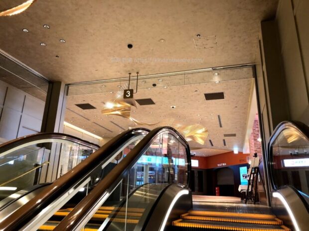 ウォーターズ竹芝エスカレーターから3階フロアを望む