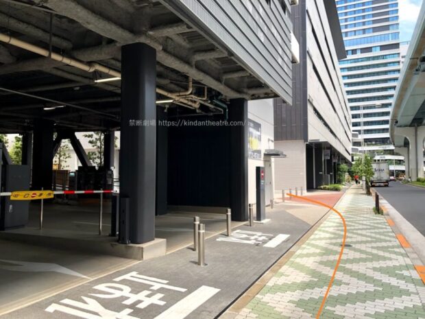 ウォーターズ竹芝・立体駐車場、自由劇場横
