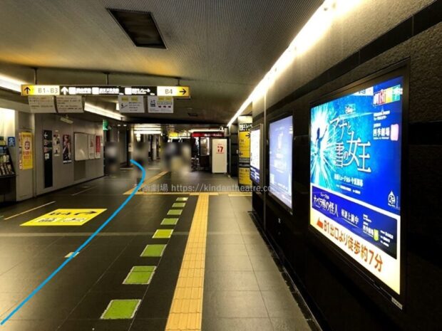 都営地下鉄大門駅地下通路　劇団四季アナと雪の女王案内看板