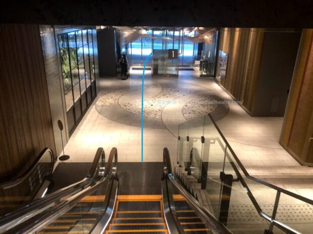 ウォーターズ竹芝シアター棟エスカレーターから1階入り口付近を見渡す