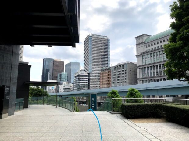 汐留住友ビル前通路と階段