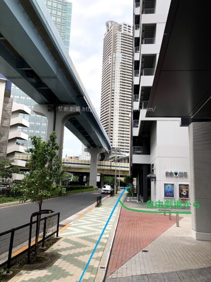 ウォーターズ竹芝 自由劇場前 歩道