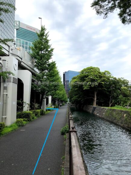 海岸通り・浜離宮恩賜庭園の歩道