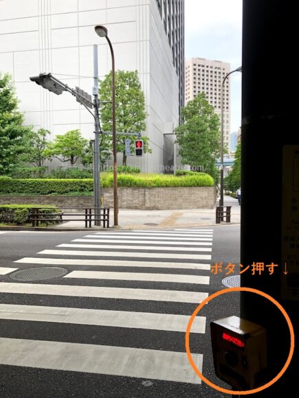 浜離宮庭園前信号押しボタン