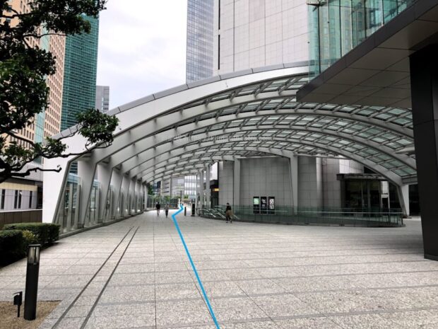 汐留住友ビルからゆりかもめ汐留駅、ペデストリアンデッキを望む