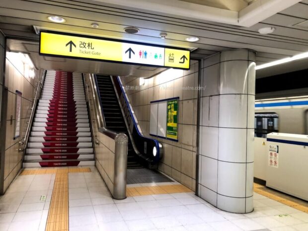 りんかい線国際展示場駅ホームから改札へ進むエスカレーター