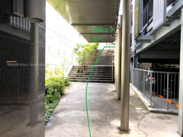 りんかい線国際展示場駅からゆりかもめ有明駅へと繋がる通路階段